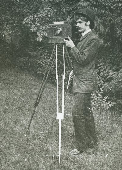 Autoportrait avec appareil photo, trépied et pistolet, 1886 - Alfred Stieglitz