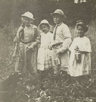 Sans titre (Flora, Elizabeth, Howard & Kitty dans un champ à Lake George) - Alfred Stieglitz