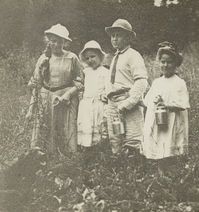Sans titre Flora, Elizabeth, Howard & Kitty dans un champ à Lake George - Alfred Stieglitz