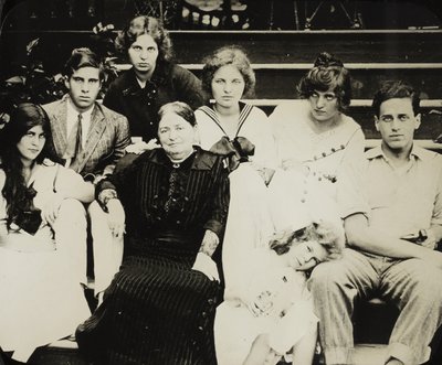 Sans titre, la mère de Stieglitz, Hedwig, avec ses petits-enfants sur les marches d