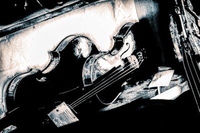 Broken String, 2018 (photographie repeinte à la main) - Alice Gur-Arie