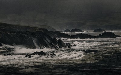 Cliffs Near Inch, 2018 (photographie peinte à la main) - Alice Gur-Arie