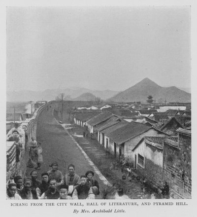 Ichang depuis le mur de la ville, Hall de la littérature et colline de la pyramide - Alicia Little