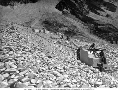 Une étape dans le travail du marbre dans les carrières près de Carrare - Fratelli Alinari