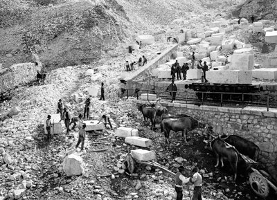 Chargement de blocs de marbre à la carrière de Ravaccione - Fratelli Alinari