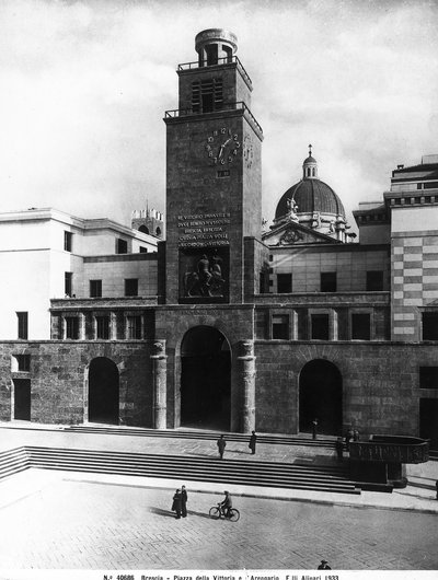 Piazza della Vittoria avec la Tour Mussolini, Brescia (photo n/b) - Fratelli Alinari