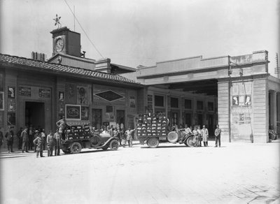 Porteurs devant la gare, conçue par Enrico Maria Antonia Present (sur le site où se trouve la nouvelle gare de Santa Maria Novella), Florence (photo n/b) - Fratelli Alinari