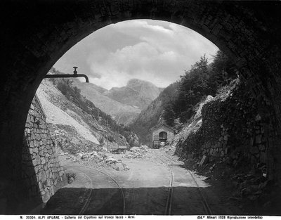 Le tunnel de Cipollaio sur la section ferroviaire Arni-Iacco dans les Alpes Apuanes, province de Lucques - Fratelli Alinari