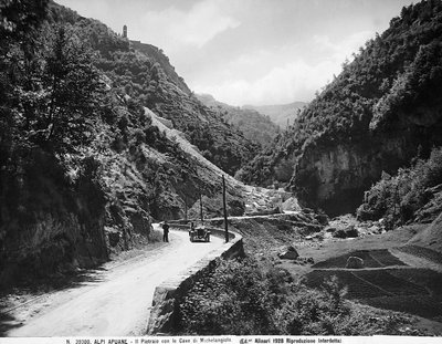 Le Pietraio (terrain pierreux) avec les carrières de Michel-Ange dans les Alpes Apuanes, dans la province de Lucques - Fratelli Alinari