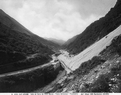 Vue de la Vallée du Serra depuis le Pont Desiata avec les carrières de marbre le long de la section routière Seravezza-Trambiserra dans les Alpes Apuanes (photo n/b) - Fratelli Alinari