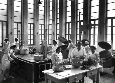 Villa Rosa Maltoni Mussolini : cuisiniers préparant des repas (photo n/b) - Fratelli Alinari
