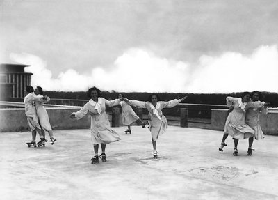Villa Rosa Maltoni Mussolini : étudiantes pendant une leçon de patinage - Fratelli Alinari