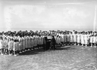 Villa Rosa Maltoni Mussolini : groupe de filles pratiquant une chanson - Fratelli Alinari