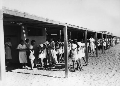 Villa Rosa Maltoni Mussolini : distribution de repas sur la plage - Fratelli Alinari