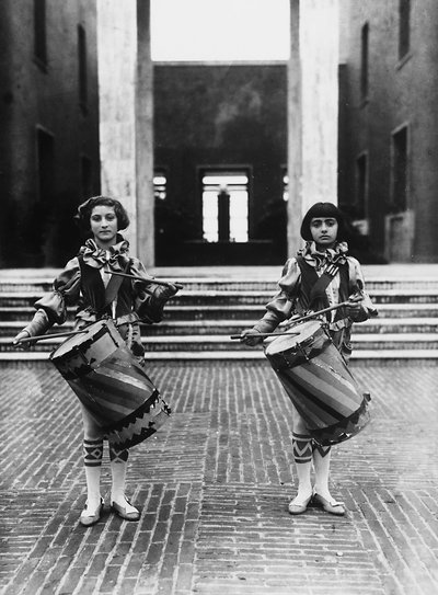 Villa Rosa Maltoni Mussolini : deux jeunes filles habillées en pages - Fratelli Alinari