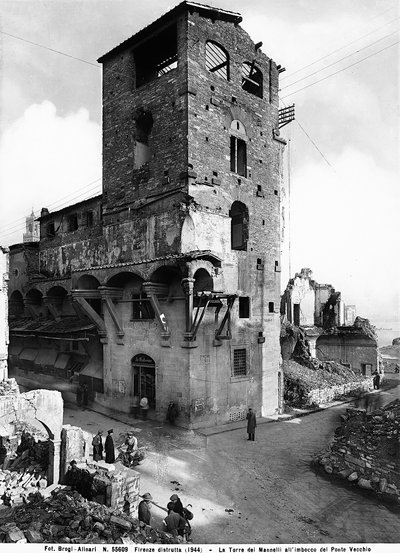 Seconde Guerre mondiale : Dégâts causés par le bombardement à la Tour Mannelli à la fin du Ponte Vecchio, à Florence. Cette photographie faisait autrefois partie de la Collection Brogi, mais appartient maintenant à la Collection Alinari (photo n/b) - Fratelli Alinari