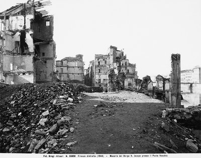 Seconde Guerre mondiale : dégâts causés par le bombardement à Borgo San Jacopo au Ponte Vecchio, à Florence. Cette photographie faisait autrefois partie de la Collection Brogi, mais appartient maintenant à la Collection Alinari - Fratelli Alinari