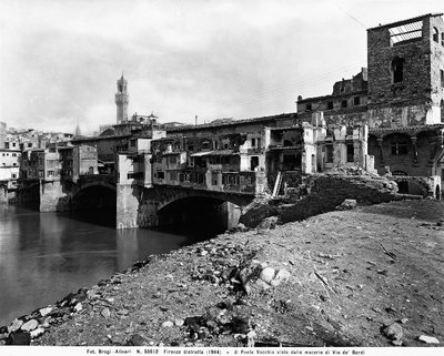 Seconde Guerre mondiale : le Ponte Vecchio, vu des décombres de Borgo S. Jacopo, à Florence après le bombardement - Fratelli Alinari