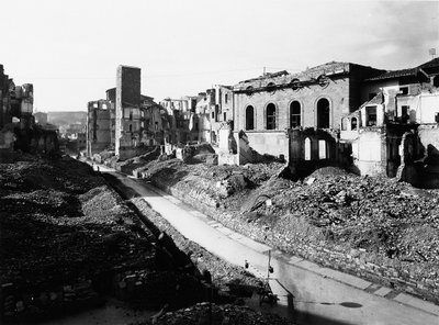 Seconde Guerre mondiale : les décombres à Borgo San Jacopo à Florence, après le bombardement. Cette photographie, anciennement partie de la Collection Brogi, appartient maintenant à la Collection Alinari - Fratelli Alinari