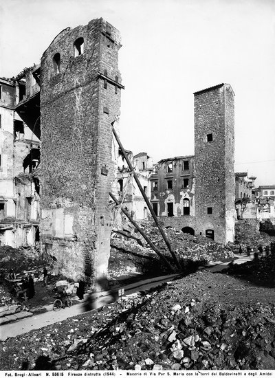 Seconde Guerre mondiale : les décombres sur la Via Por Santa Maria avec les Tours des Baldovinetti et Amidei à Florence, après le bombardement. Cette photographie faisait autrefois partie de la Collection Brogi, mais appartient maintenant à la Collection A - Fratelli Alinari