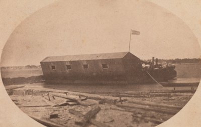 Batterie flottante de Hamilton amarrée à la fin de l