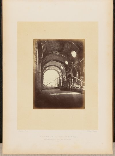 Le Palais de Justice incendié. Vue intérieure de la Salle des Pas-Perdus. - Alphonse J. Liébert