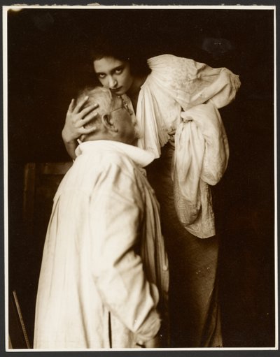 [Alphonse Mucha en costume avec sa fille Jaroslava comme modèle pour l