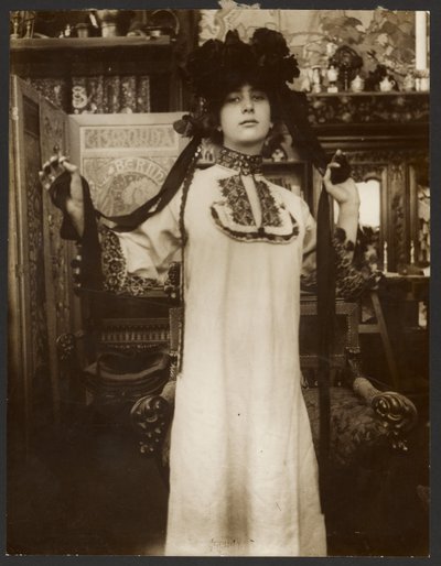 [Modèle féminin vêtu d