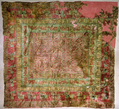 Tapis représentant des chevaux, des cavaliers, des daims et des griffons, des tumulus de Pazyryk, Ve-IVe siècle av. J.-C. - Altaic School