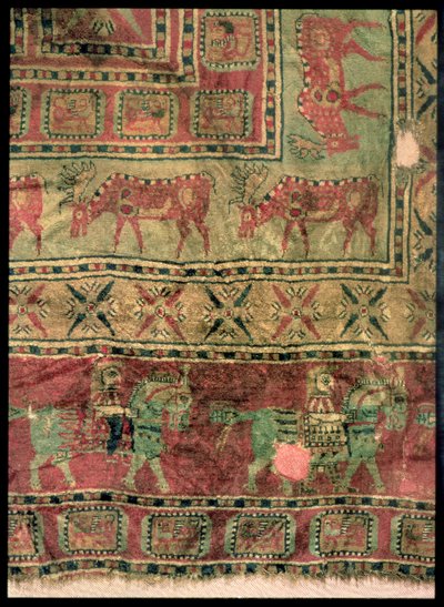 Tapis à poils représentant des chevaux et des cavaliers, des daims et des griffons, des tumulus funéraires de Pazyryk, Ve-IVe siècle av. J.-C. (textile) - Altaic School