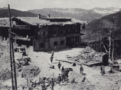 Troupes américaines et françaises inspectant les ruines de la retraite du chef nazi Adolf Hitler à Berchtesgaden dans les Alpes bavaroises, Seconde Guerre mondiale, mai 1945 (photo n/b) - American Photographer (after)