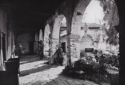 Californie : Mission San Juan Capistrano, fondée en 1776, au sud de Los Angeles - American Photographer (after)