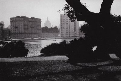 Californie : Oakland, Lake Merritt, au cœur de la ville, entouré de grands bâtiments et de nombreuses belles maisons - American Photographer (after)