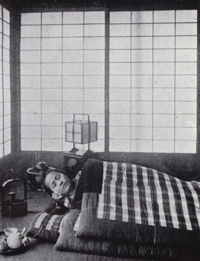 Fille endormie entre des couettes matelassées avec un oreiller en bois - American Photographer (after)