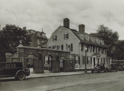 Université de Harvard : Porte de la promotion de 1857, Maison Wadsworth (photo n/b) - American Photographer (after)