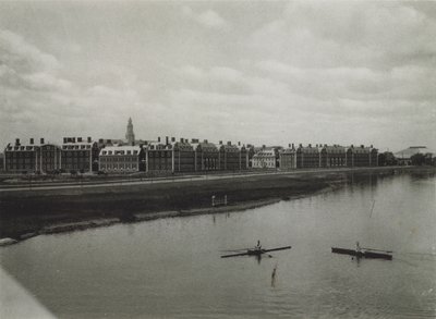 Université de Harvard : École supérieure de commerce depuis la rivière Charles - American Photographer (after)
