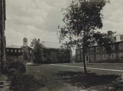 Université de Harvard : Harvard Hall ; Holden Chapel ; Mower Hall, dortoir (photo n/b) - American Photographer (after)
