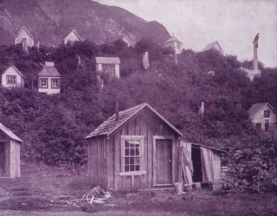 Maisons funéraires indiennes près de la ville de Juneau, Alaska - American Photographer (after)