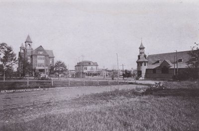 Old Orchard Beach, Maine : Hôtel de ville et bibliothèque publique ; Bureau de poste ; Église catholique St Margaret - American Photographer (after)