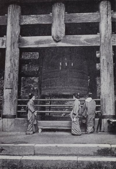 La grande cloche du temple de Chiou-Ju - American Photographer (after)