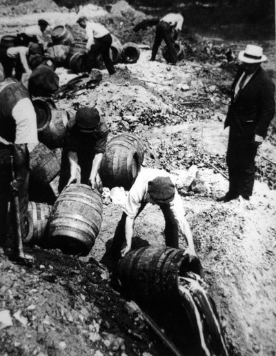 Un agent fédéral américain supervise la destruction de fûts de bière pendant la Prohibition américaine (1920-33) - American Photographer