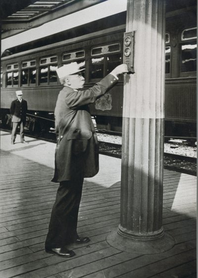 Un conducteur signalant le départ imminent du train 