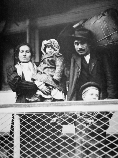 Une famille italienne migrante sur le ferry d