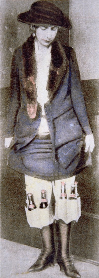 Une femme cachant des bouteilles de bière illégales sous sa jupe dans des poches spéciales pendant la Prohibition américaine (1920-33) - American Photographer