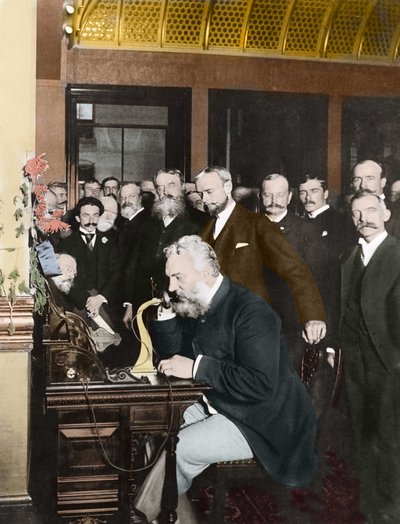 Alexander Graham Bell (1847-1922) inaugure la ligne longue distance New York-Chicago, le 18 octobre - American Photographer