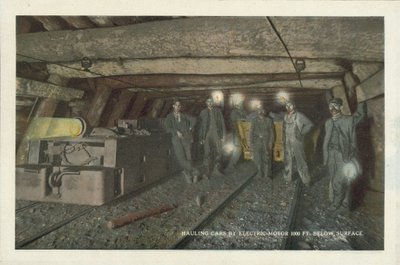 Exploitation du charbon en Amérique : Transport de wagons par moteur électrique à 1 000 pieds de profondeur (photo couleur) - American Photographer