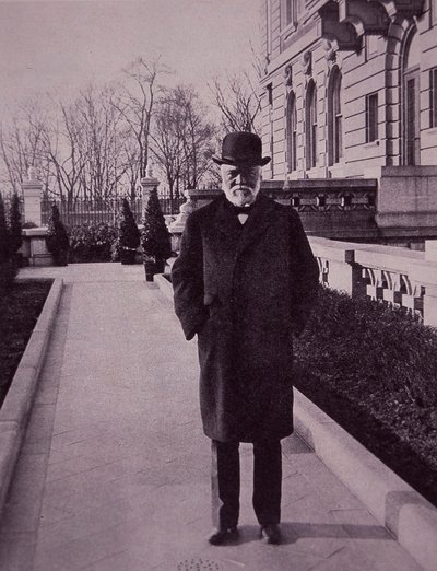 Andrew Carnegie devant son manoir de Fifth Avenue, New York - American Photographer