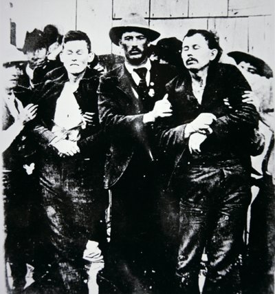 Bob et Grat Dalton avec des officiers de la loi - American Photographer