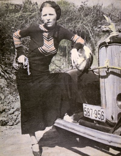 Bonnie Parker posant 