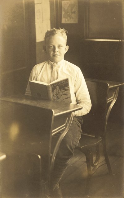 Garçon lisant Kidnappé (photo n/b) - American Photographer